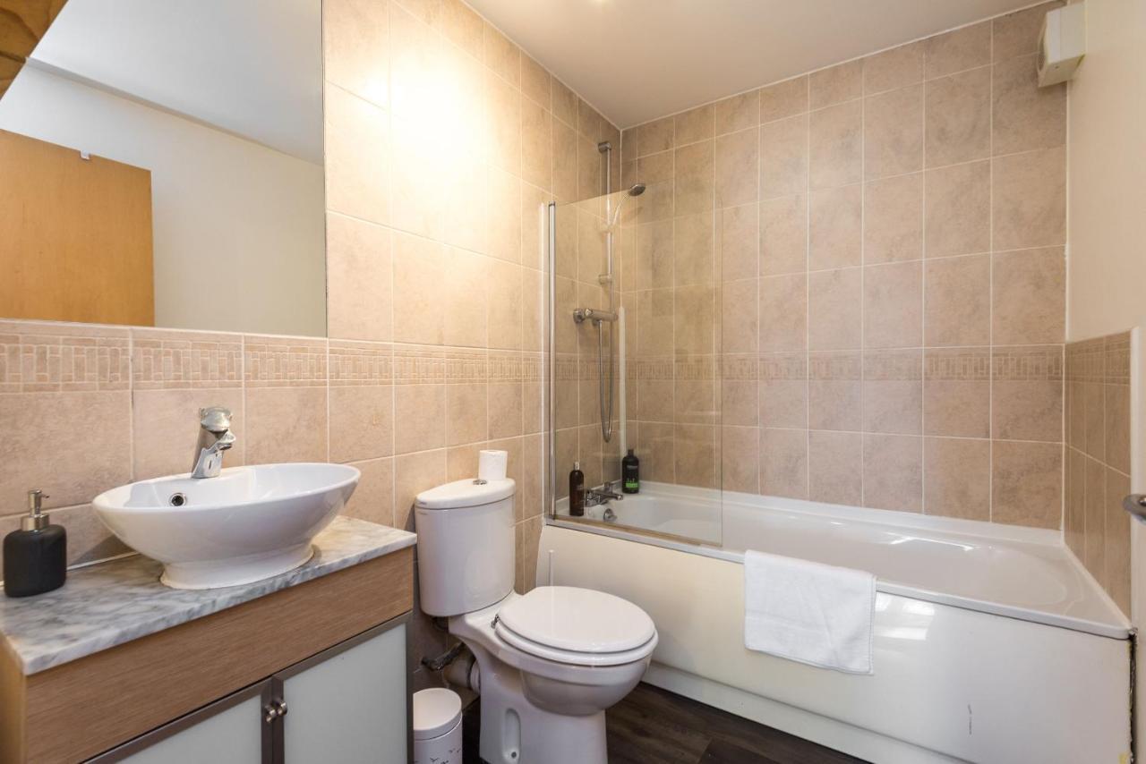 Modern Spacious 3 Bedroom City Centre Apartment - Free Parking - Private Balcony Edinburgh Exterior photo