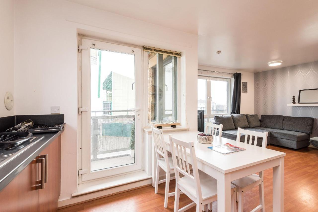 Modern Spacious 3 Bedroom City Centre Apartment - Free Parking - Private Balcony Edinburgh Exterior photo