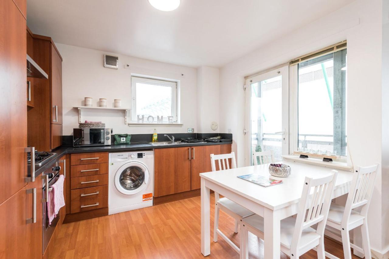 Modern Spacious 3 Bedroom City Centre Apartment - Free Parking - Private Balcony Edinburgh Exterior photo
