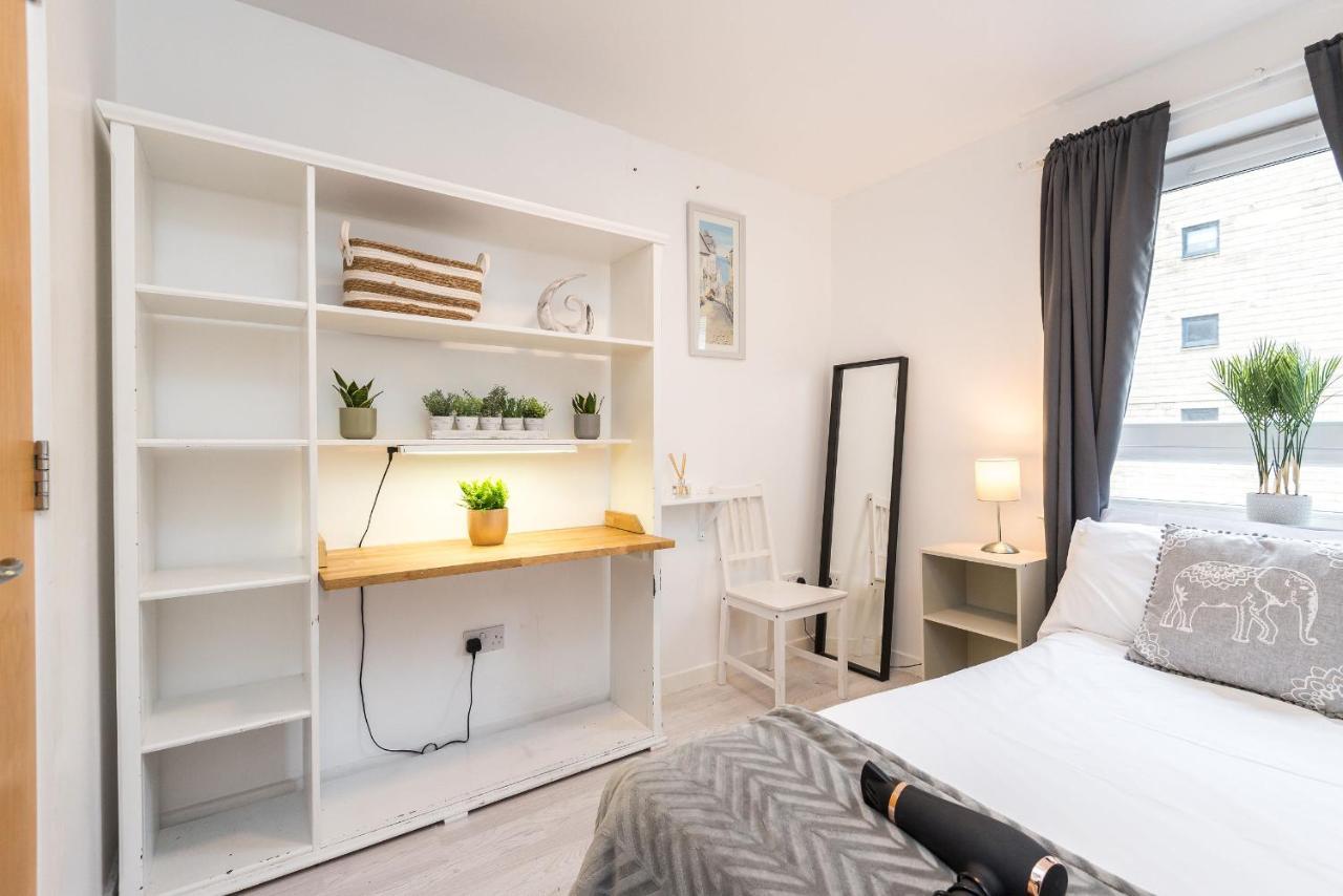 Modern Spacious 3 Bedroom City Centre Apartment - Free Parking - Private Balcony Edinburgh Exterior photo