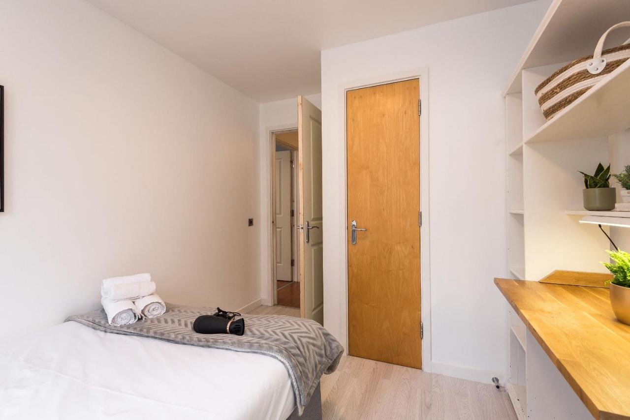 Modern Spacious 3 Bedroom City Centre Apartment - Free Parking - Private Balcony Edinburgh Exterior photo