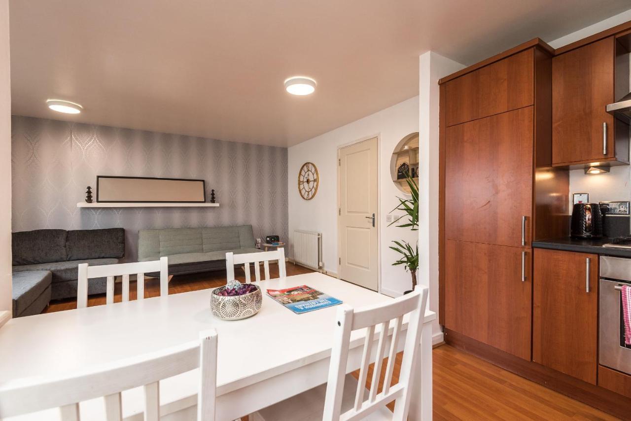Modern Spacious 3 Bedroom City Centre Apartment - Free Parking - Private Balcony Edinburgh Exterior photo
