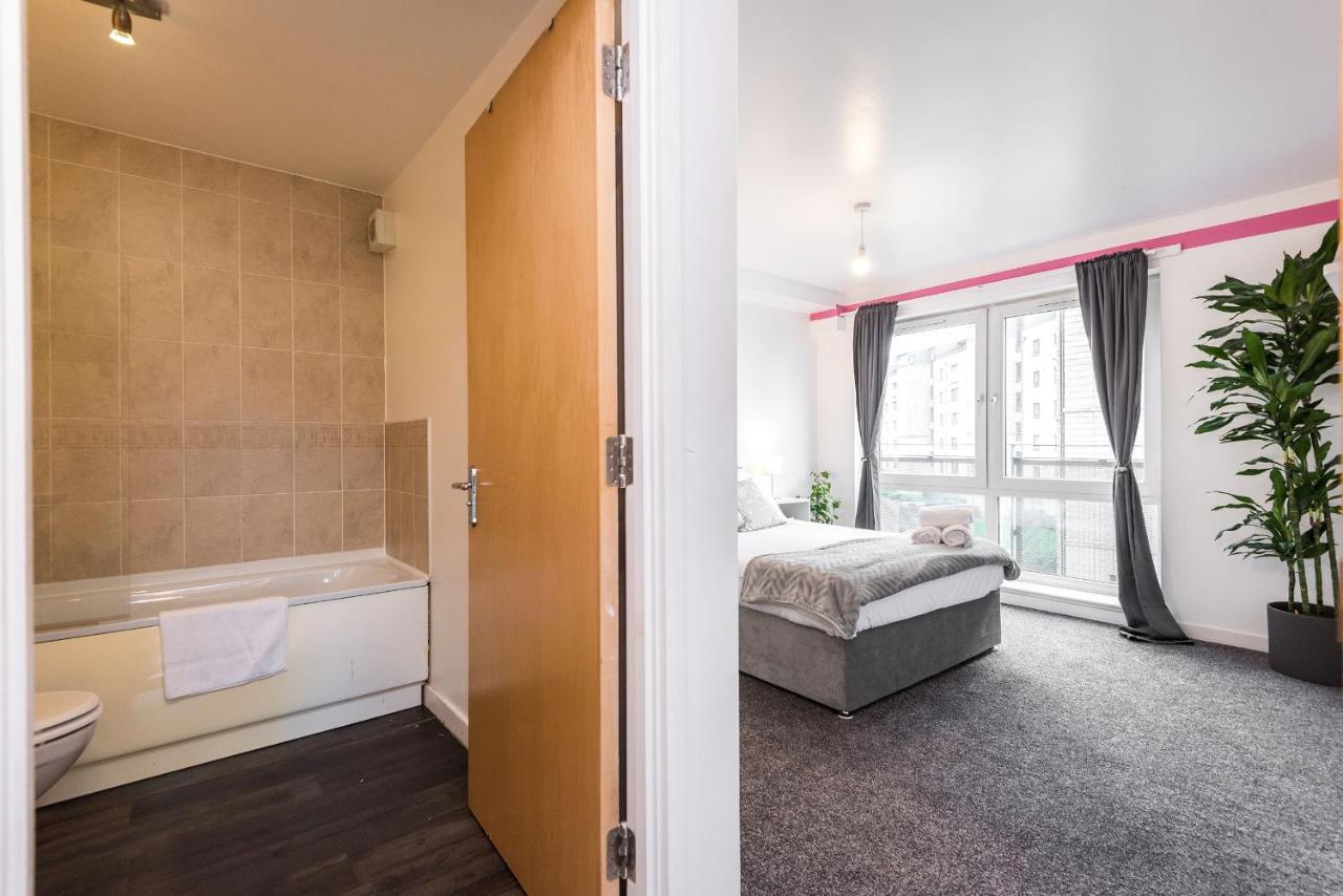 Modern Spacious 3 Bedroom City Centre Apartment - Free Parking - Private Balcony Edinburgh Exterior photo