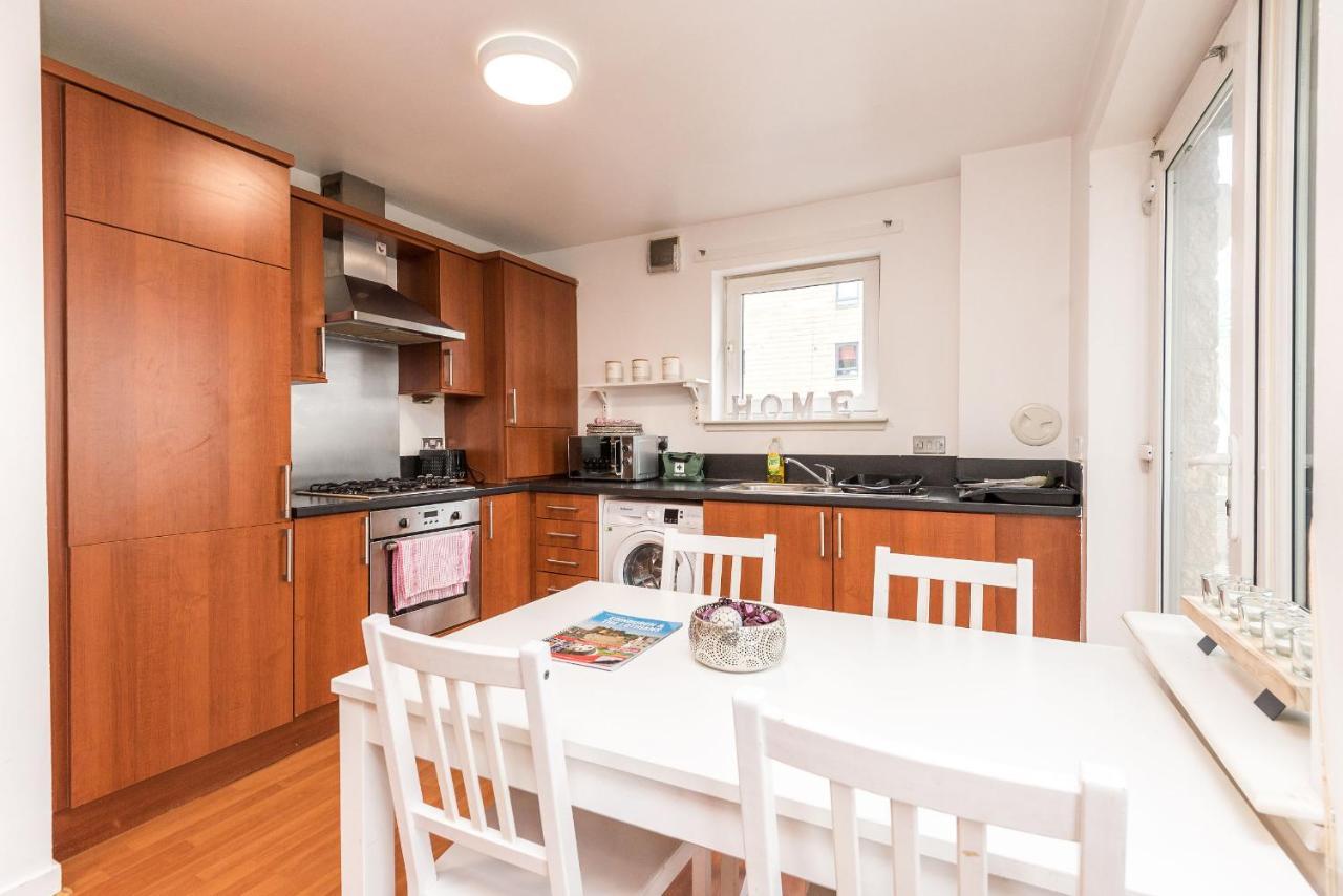 Modern Spacious 3 Bedroom City Centre Apartment - Free Parking - Private Balcony Edinburgh Exterior photo